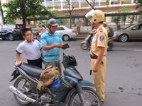 Thừa Thiên - Huế: Nhiều cha mẹ không đội mũ bảo hiểm cho con ảnh 5