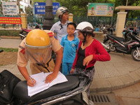 Thừa Thiên - Huế: Nhiều cha mẹ không đội mũ bảo hiểm cho con ảnh 7