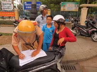 Thừa Thiên - Huế: Nhiều cha mẹ không đội mũ bảo hiểm cho con ảnh 7