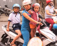 Thừa Thiên - Huế: Nhiều cha mẹ không đội mũ bảo hiểm cho con ảnh 9