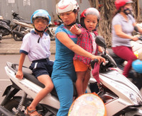 Thừa Thiên - Huế: Nhiều cha mẹ không đội mũ bảo hiểm cho con ảnh 9