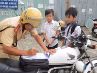 Thừa Thiên - Huế: Nhiều cha mẹ không đội mũ bảo hiểm cho con ảnh 4