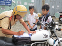 Thừa Thiên - Huế: Nhiều cha mẹ không đội mũ bảo hiểm cho con ảnh 4