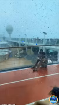 Video bão kinh hoàng tấn công siêu du thuyền