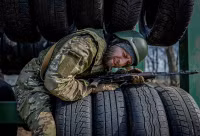 Chùm ảnh tân binh và tình nguyện viên Ukraine luyện phòng thủ