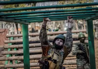 Chùm ảnh tân binh và tình nguyện viên Ukraine luyện phòng thủ