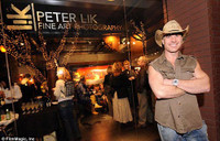 Bức ảnh kì quái có giá 138 tỷ đồng ảnh 2