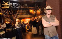 Bức ảnh kì quái có giá 138 tỷ đồng ảnh 2