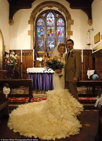 Chiếc váy cưới độc đáo làm từ 22.000 chiếc lông ngỗng ảnh 7 Chiếc váy cưới độc đáo làm từ 22.000 chiếc lông ngỗng ảnh 7