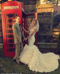 Chiếc váy cưới độc đáo làm từ 22.000 chiếc lông ngỗng ảnh 2