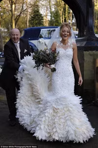 Chiếc váy cưới độc đáo làm từ 22.000 chiếc lông ngỗng ảnh 5 Chiếc váy cưới độc đáo làm từ 22.000 chiếc lông ngỗng ảnh 5