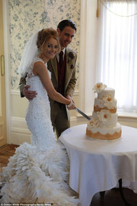 Chiếc váy cưới độc đáo làm từ 22.000 chiếc lông ngỗng ảnh 8