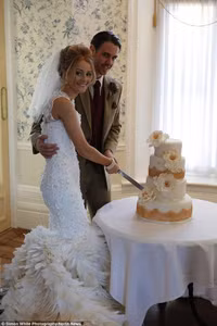 Chiếc váy cưới độc đáo làm từ 22.000 chiếc lông ngỗng ảnh 8 Chiếc váy cưới độc đáo làm từ 22.000 chiếc lông ngỗng ảnh 8