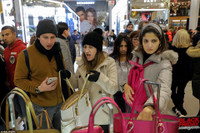 Black Friday: Biển người Mỹ đang ùa tới các cửa hàng để chi khoảng 20 tỉ USD ảnh 2 Black Friday: Biển người Mỹ đang ùa tới các cửa hàng để chi khoảng 20 tỉ USD ảnh 2