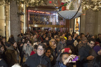 Black Friday: Biển người Mỹ đang ùa tới các cửa hàng để chi khoảng 20 tỉ USD ảnh 12 Black Friday: Biển người Mỹ đang ùa tới các cửa hàng để chi khoảng 20 tỉ USD ảnh 12