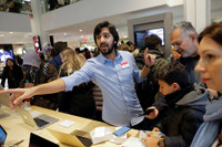 Black Friday: Biển người Mỹ đang ùa tới các cửa hàng để chi khoảng 20 tỉ USD ảnh 16 Black Friday: Biển người Mỹ đang ùa tới các cửa hàng để chi khoảng 20 tỉ USD ảnh 16