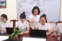 Bà Nguyễn Thị Thu Hiền, Hiệu trưởng Trường Mầm non Hương Sen cùng các giáo viên của nhà trường.