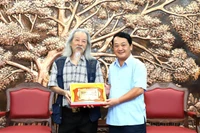 Ông Văn Thao, con trai cố nhạc sĩ Văn Cao trao tặng bút tích bài hát 'Tiến quân ca' cho Bí thư tỉnh Tuyên Quang.