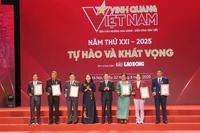 Ông Hồ Đức Phớc - Ủy viên Trung ương Đảng, Phó Thủ tướng Chính phủ và bà Nguyễn Thị Thu Hà - Ủy viên Trung ương Đảng, Phó Chủ tịch, Tổng Thư ký Ủy ban Trung ương Mặt trận Tổ quốc Việt Nam trao biểu trưng tới 6 nhân được vinh danh tại chương trình.