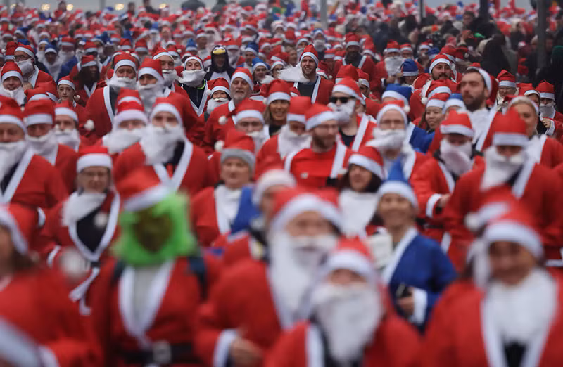 Các vận động viên hóa trang thành ông già Noel tham gia cuộc đua Santa Dash 5 km hàng năm ở Liverpool, Anh. Chùm ảnh thế giới hân hoan đón ông già Noel