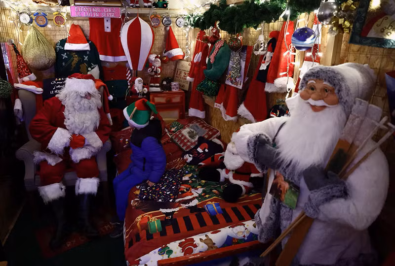 Một người trong trang phục ông già Noel nói chuyện với em bé tại ngôi làng Giáng sinh được trang trí với hàng nghìn ngọn đèn ở Beauvechain, Bỉ. Chùm ảnh thế giới hân hoan đón ông già Noel