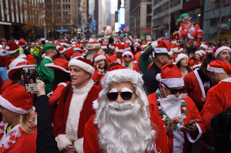 Sự kiện gặp mặt của những ông già Noel ở Thành phố New York, Mỹ. Chùm ảnh thế giới hân hoan đón ông già Noel