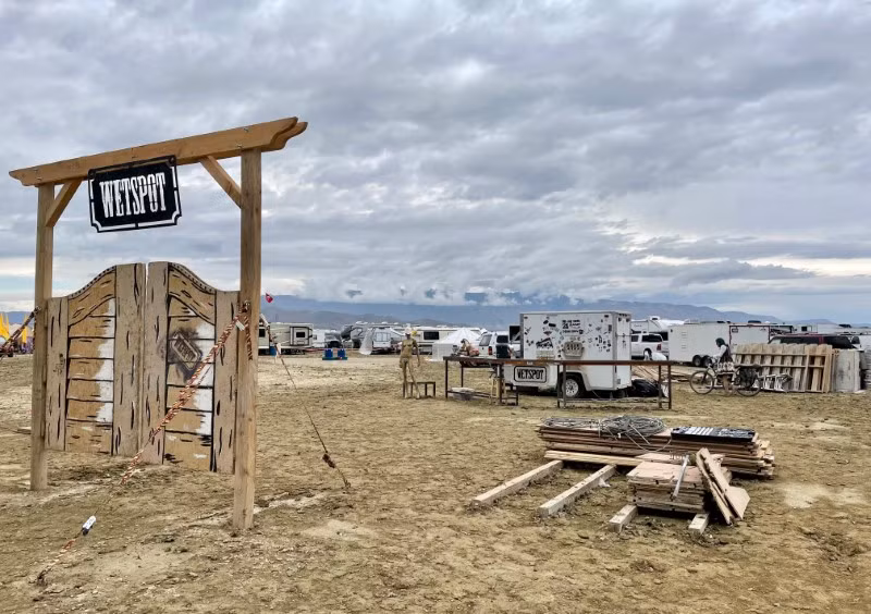 Những người tham gia lễ hội Burning Man bị mắc kẹt trong bùn nhiều ngày do mưa lớn ở Nevada cuối cùng cũng bắt đầu trở về nhà. (Ảnh: Julie Jammot/AFP). Chùm ảnh hành trình trở về của hàng nghìn người mắc kẹt trên sa mạc Mỹ