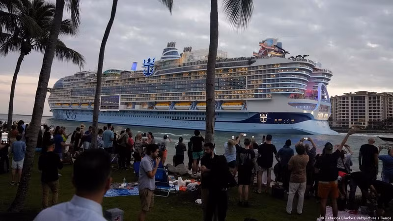 Chùm ảnh tàu du lịch lớn nhất thế giới trị giá 2 tỷ USD lần đầu khởi hành 