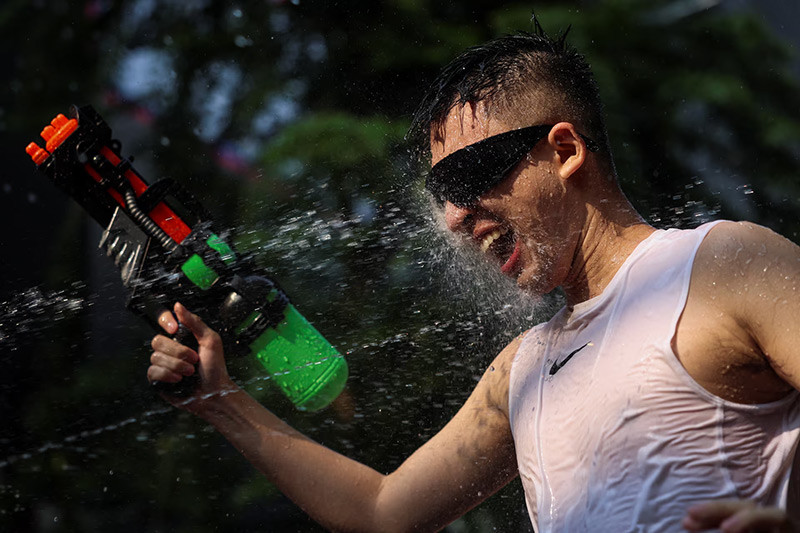 Chùm ảnh lễ hội té nước Songkran của Thái Lan 'xua tan vận rủi' 