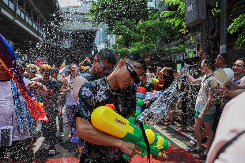 Chùm ảnh lễ hội té nước Songkran của Thái Lan 'xua tan vận rủi' 