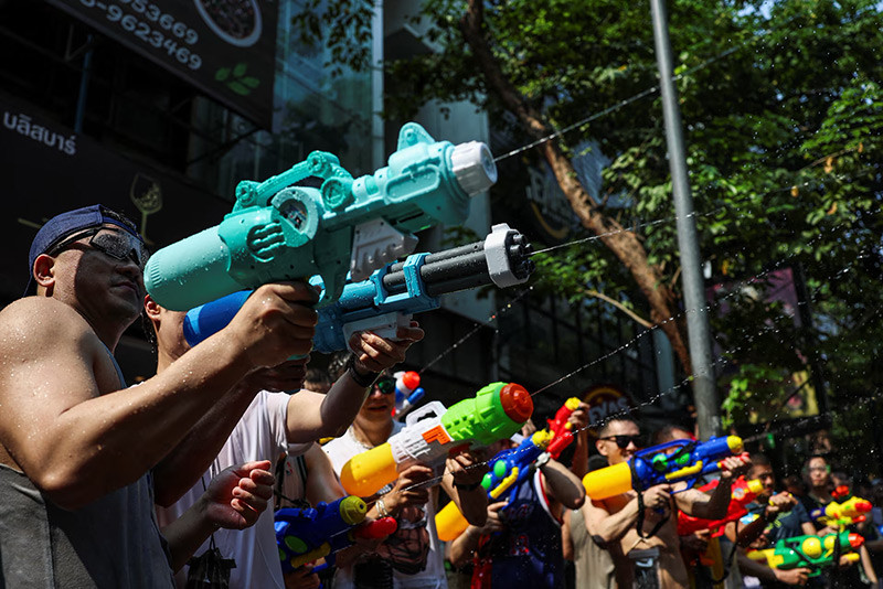 Chùm ảnh lễ hội té nước Songkran của Thái Lan 'xua tan vận rủi' 