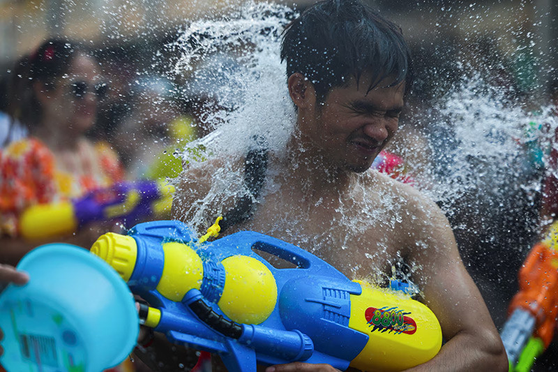 Chùm ảnh lễ hội té nước Songkran của Thái Lan 'xua tan vận rủi' 