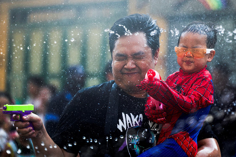 Chùm ảnh lễ hội té nước Songkran của Thái Lan 'xua tan vận rủi' 