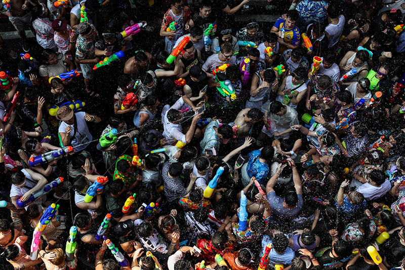 Chùm ảnh lễ hội té nước Songkran của Thái Lan 'xua tan vận rủi' 