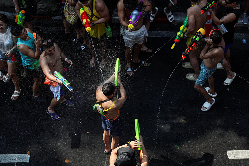 Chùm ảnh lễ hội té nước Songkran của Thái Lan 'xua tan vận rủi' 