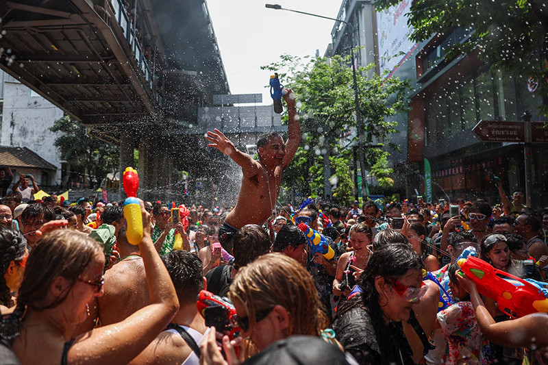 Chùm ảnh lễ hội té nước Songkran của Thái Lan 'xua tan vận rủi' 