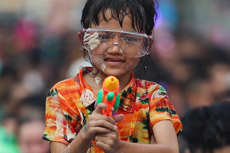 Chùm ảnh lễ hội té nước Songkran của Thái Lan 'xua tan vận rủi' 