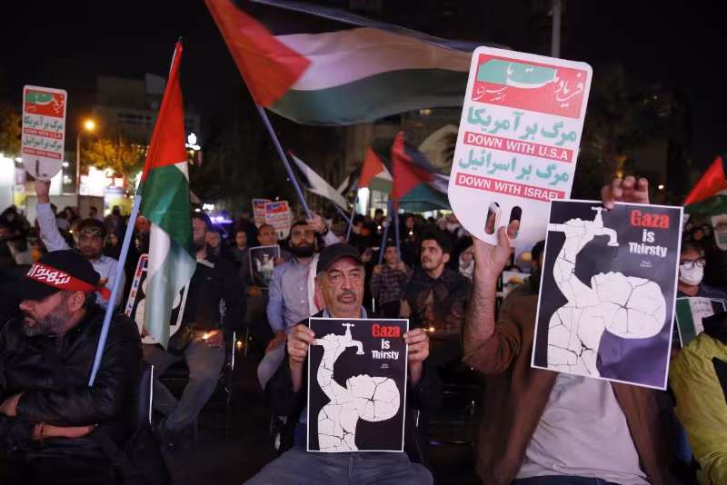 Chùm ảnh biểu tình rầm rộ sau vụ đánh bom vào bệnh viện ở Gaza 