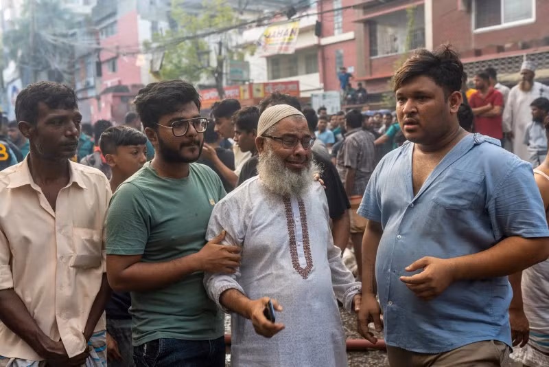 Người dân phản ứng sau vụ hỏa hoạn xảy ra ở chợ Mohammadpur. Cháy chợ ở Bangladesh, hàng trăm cửa hàng bị thiêu rụi