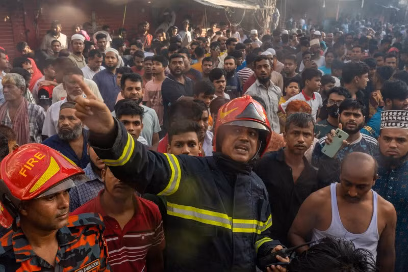 Điều kiện trong ngành may mặc khổng lồ của Bangladesh, vốn từng trải qua nhiều thảm họa, bao gồm cả hỏa hoạn tàn khốc, đã được cải thiện đáng kể trong thập kỷ qua. Cháy chợ ở Bangladesh, hàng trăm cửa hàng bị thiêu rụi