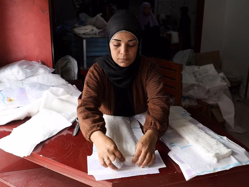 Với người sống trong các lều trại, tình trạng khan hiếm tã bỉm đang khiến cuộc đấu tranh hàng ngày để giữ cho trẻ sơ sinh và trẻ mới biết đi được sạch sẽ và khô ráo trở nên khó khăn hơn. Chùm ảnh thợ may Gaza thời chiến