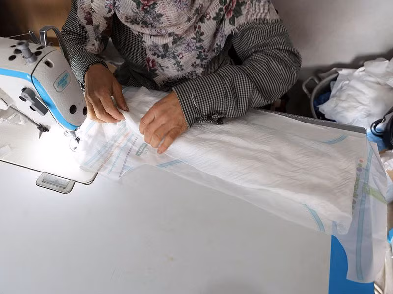 Với phần lớn trong số 2,3 triệu người ở Gaza phải di dời do cuộc tấn công quân sự của Israel, tình trạng thiếu tã lót đang khiến cuộc sống của trẻ sơ sinh và cha mẹ chúng trở nên khốn khổ. Chùm ảnh thợ may Gaza thời chiến