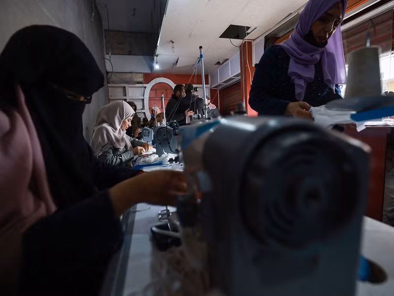 Tuy nhiên, chiếc quần đùi bằng nhựa quá chật và cậu bé sơ sinh nằm trên đất trong lều đã khóc khi Al Masry kéo quần cho bé. Chùm ảnh thợ may Gaza thời chiến