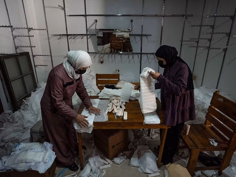 Yasser Abu Gharara, chủ xưởng may hiện đang sản xuất tã lót, cho biết: “Có 1,5 triệu người phải di dời ở thành phố Rafah và không có bỉm tã”. Chùm ảnh thợ may Gaza thời chiến