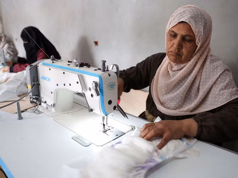 Tuy bên ngoài có hình ảnh phụ nữ mặc váy cưới, nhưng trong xưởng may ở Rafah, công nhân chuyển sang làm tã lót, một trong nhiều nhu yếu phẩm không thể tìm thấy ở Gaza thời chiến. Chùm ảnh thợ may Gaza thời chiến