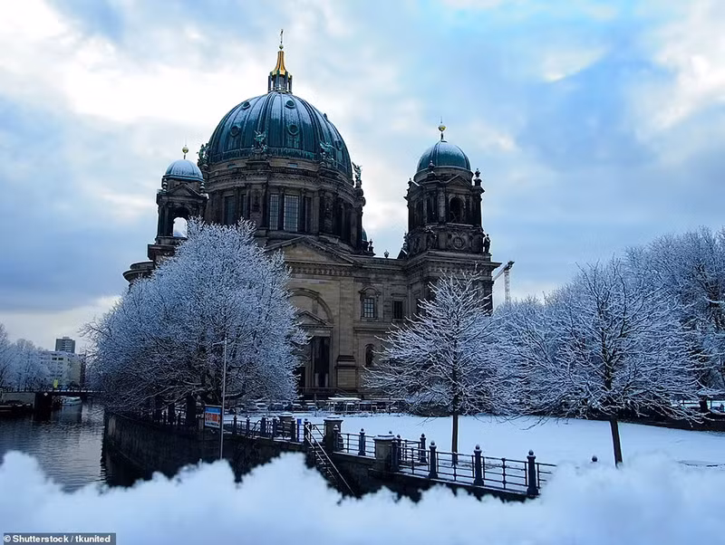 Nhà thờ Berlin, Đức hùng vĩ được bao quanh bởi tuyết. Ngắm những thành phố đẹp như cổ tích trong mùa đông