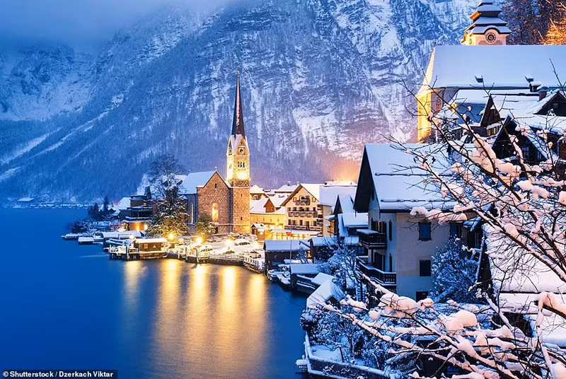 Ẩn mình trong vùng Salzkammergut của Áo là ngôi làng huyền diệu Hallstatt, được đồn đại là nguồn cảm hứng cho Arendelle trong loạt phim Frozen của Disney. Ngắm những thành phố đẹp như cổ tích trong mùa đông
