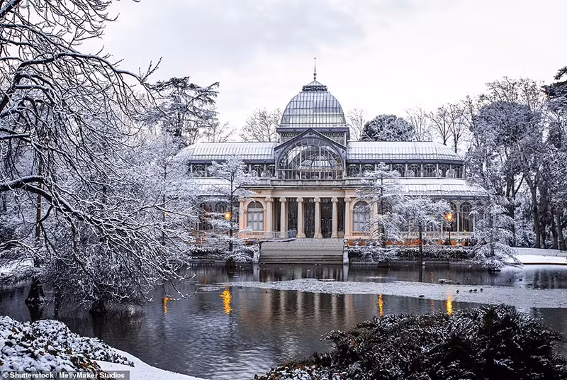 Hình ảnh mê hoặc này cho thấy Cung điện Thủy tinh ở Công viên El Retiro, Madrid. Ngắm những thành phố đẹp như cổ tích trong mùa đông