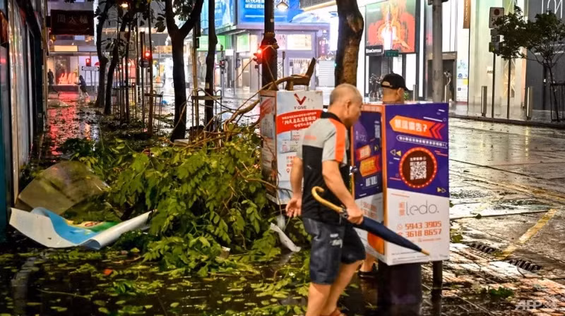 Hình ảnh bão Saola đổ bộ Trung Quốc với sức gió đáng sợ