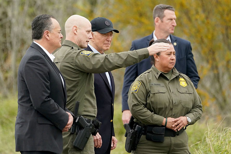Chùm ảnh Tổng thống Biden và ông Trump thăm biên giới phía Nam Hoa Kỳ